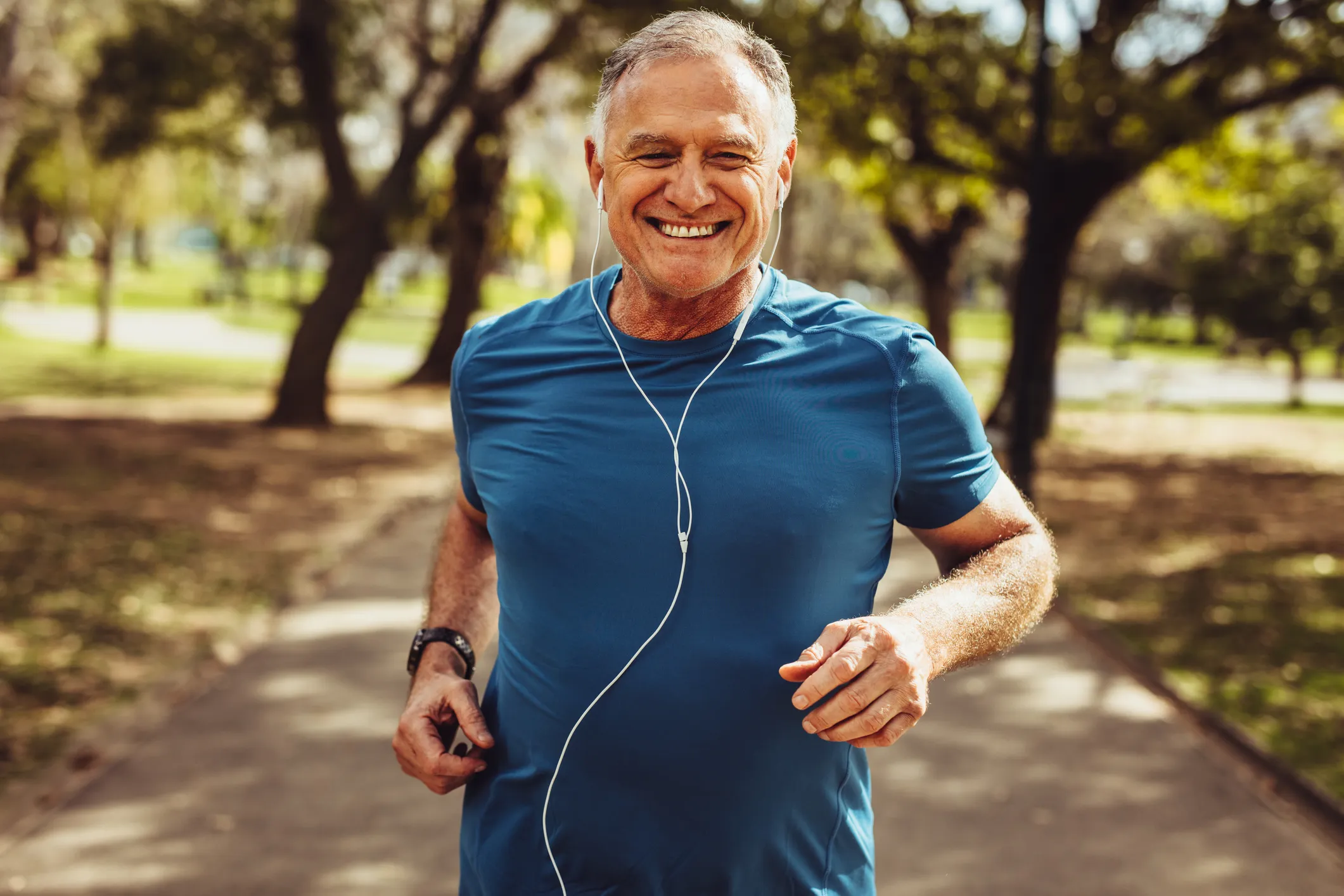 età biologica e uomo anziano che corre