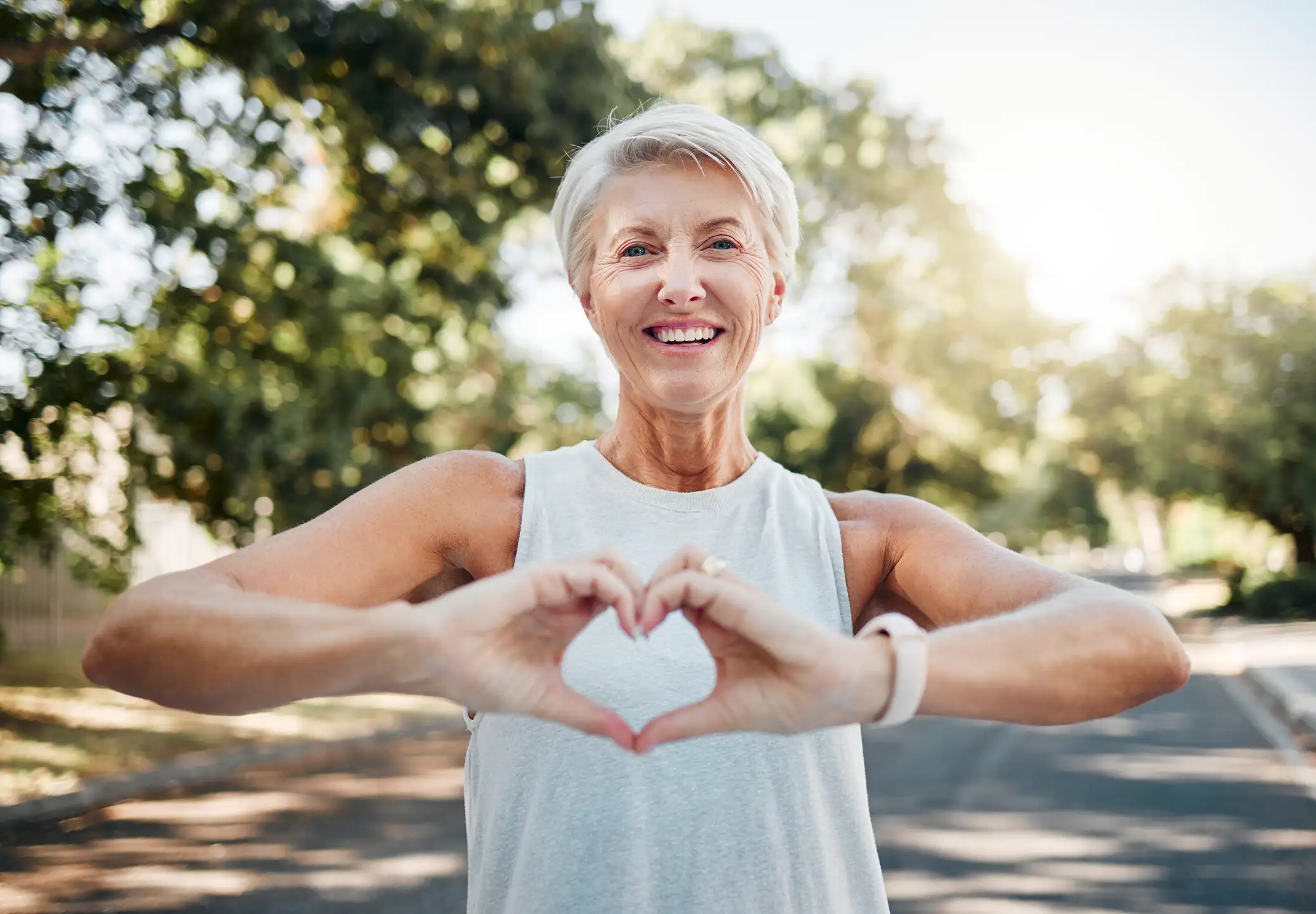 immagine di donna che fa il gesto del cuore con le mani per articolo su prevenzione cardiovascolare