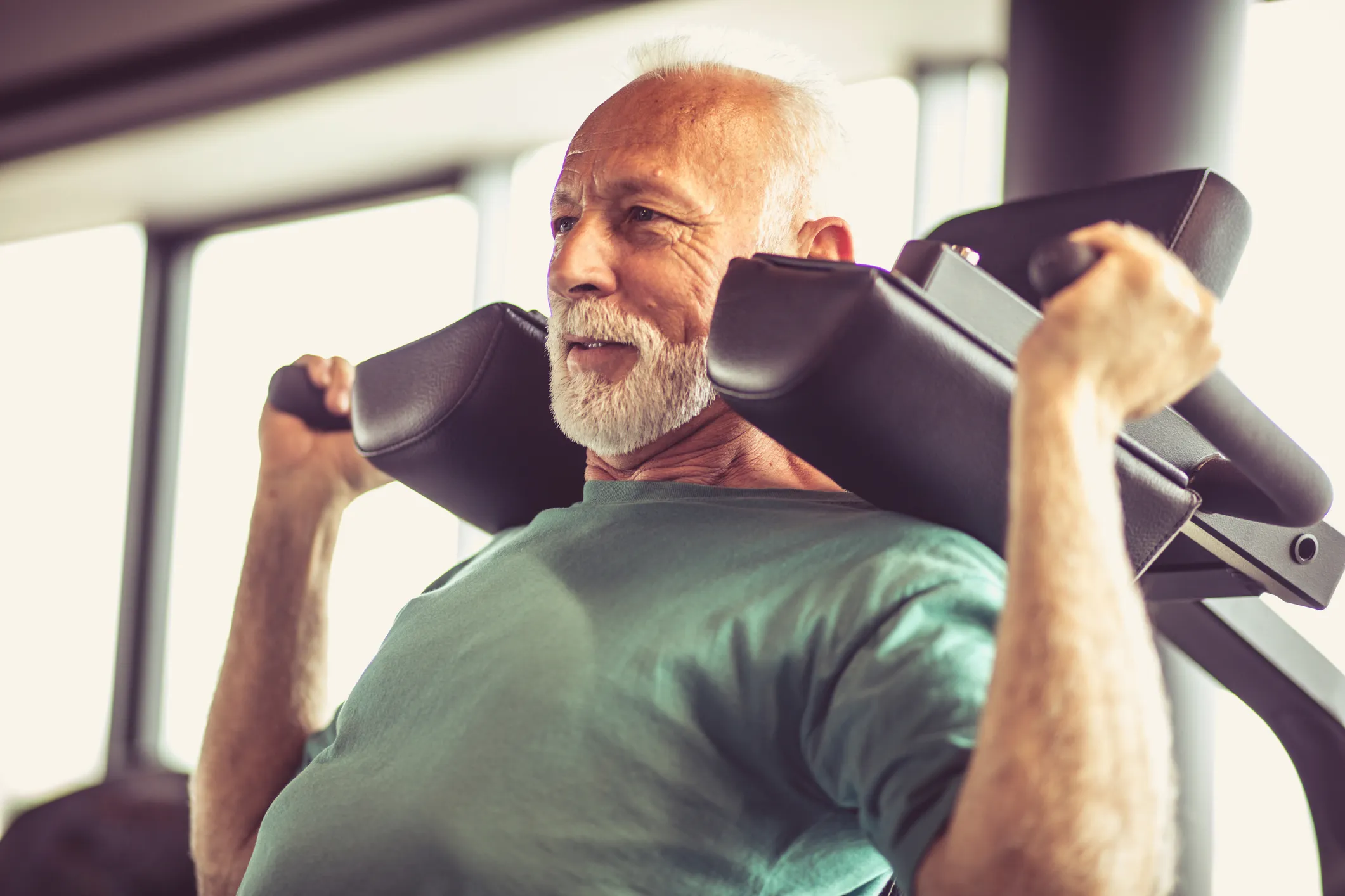 allenamento di forza anziano in palestra