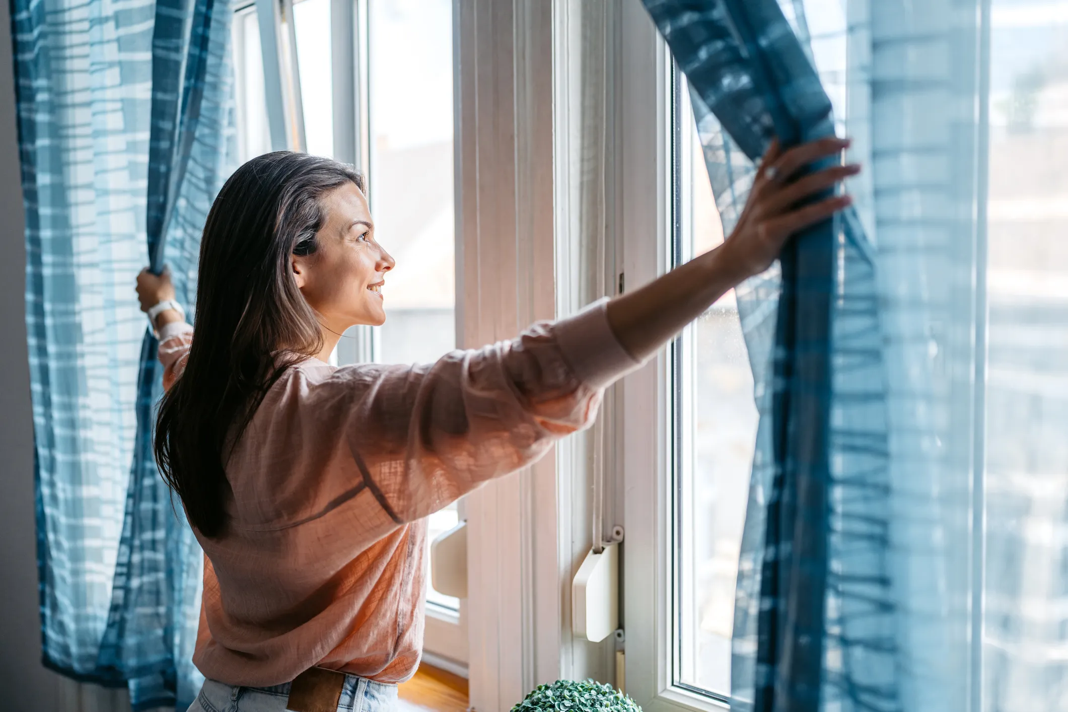 igiene del sonno e donna che si espone alla luce al mattino