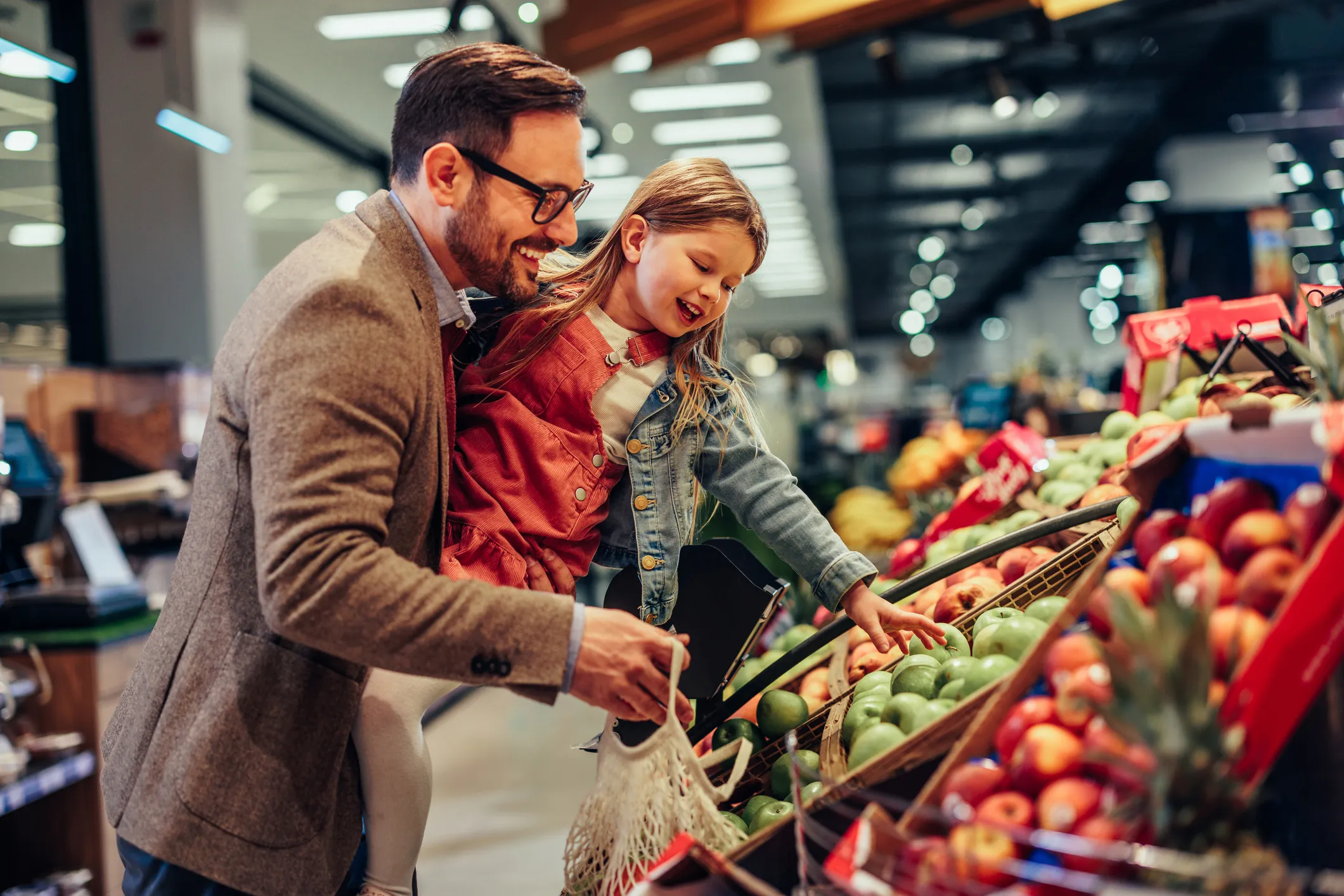 papà e figlia acquistano alimenti con fibre