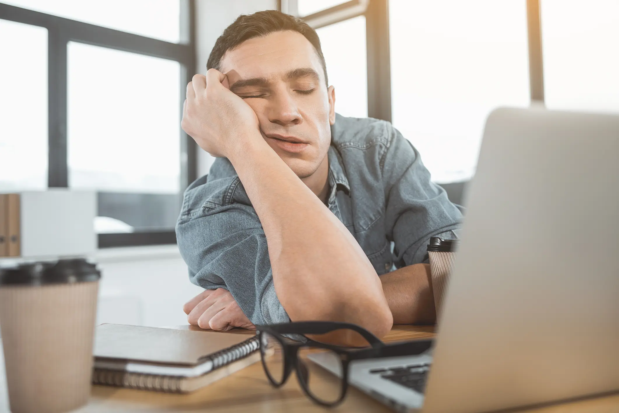 uomo che si addormenta nel lavoro per colpa di disturbi del sonno