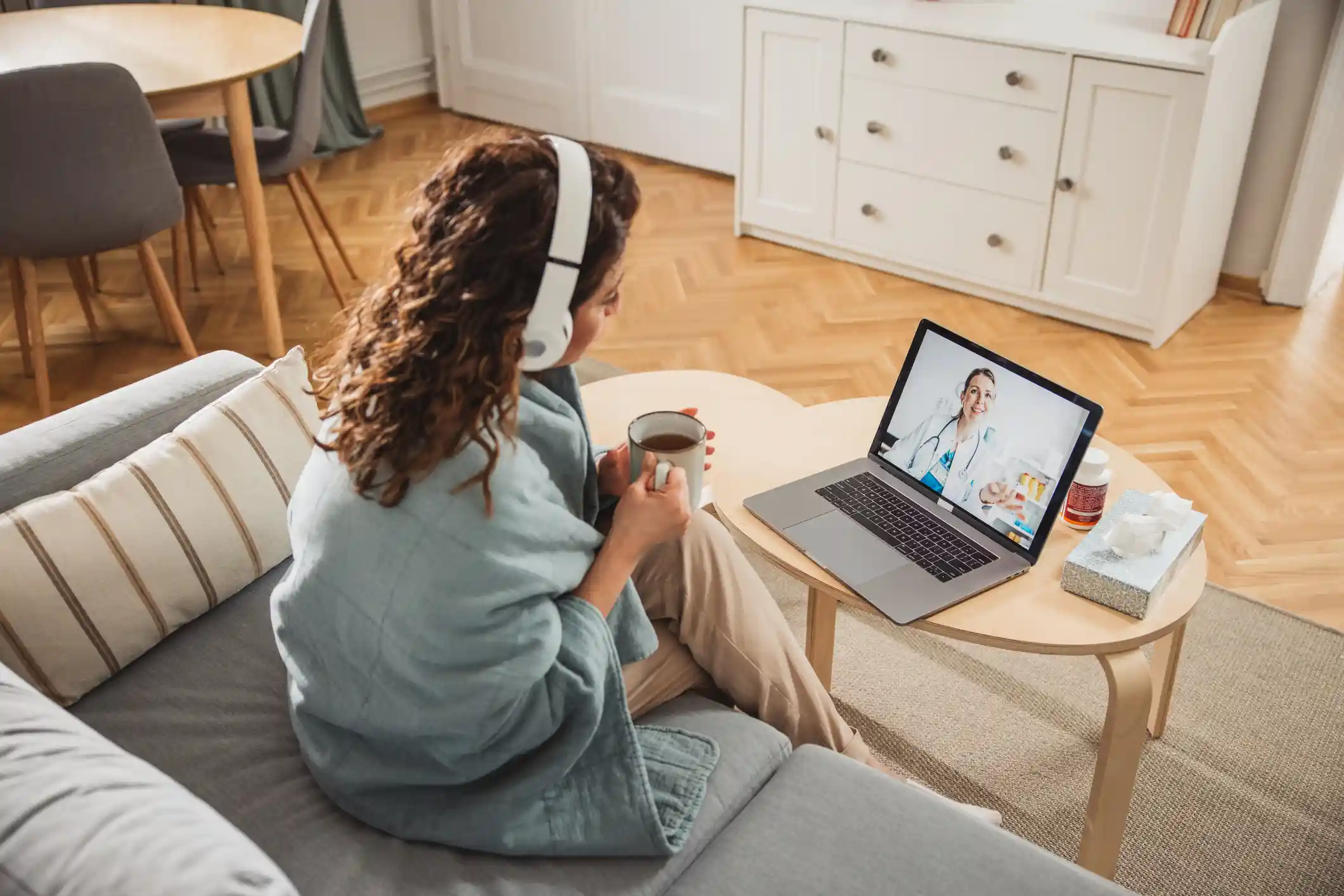 telemedicina in italia e donna che si sottopone a televisita