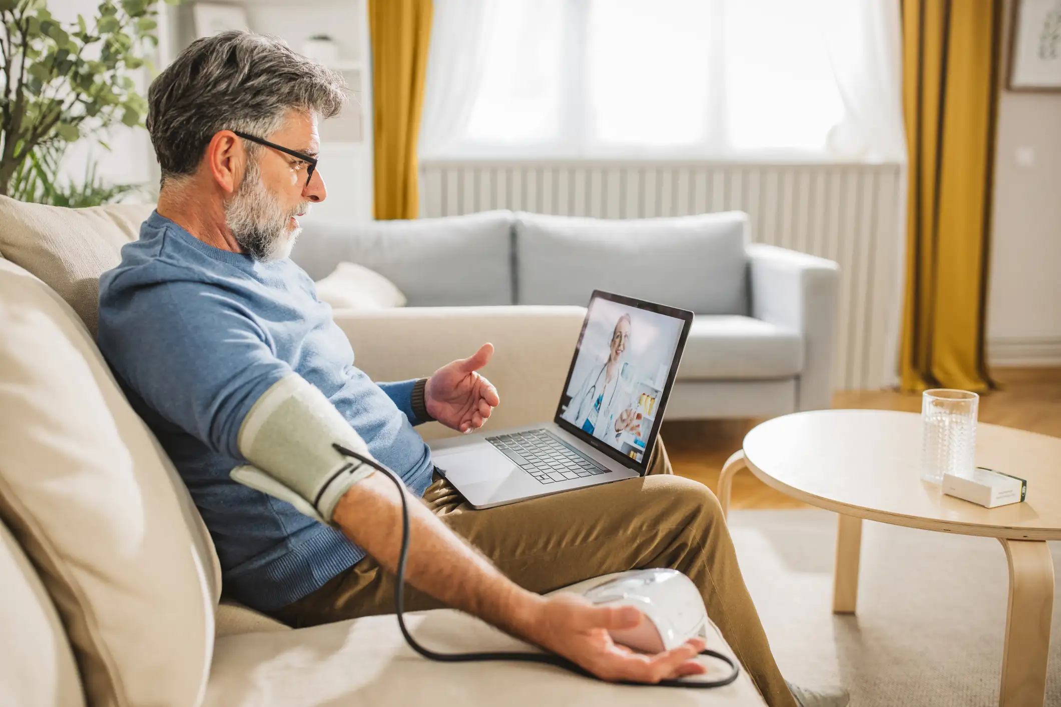 telemedicina in italia e anziano che fa televisita