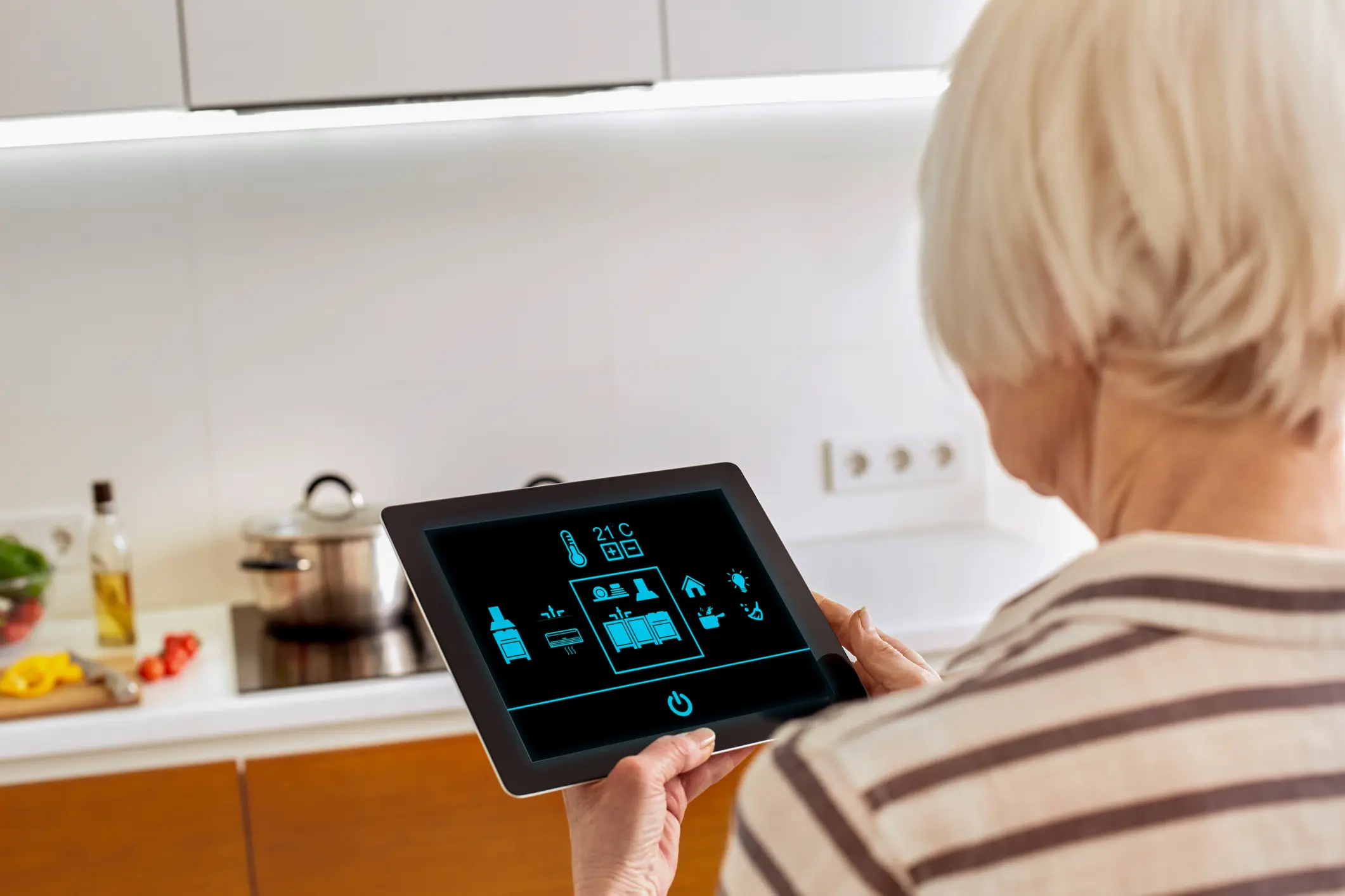 donna anziana tablet domotica 