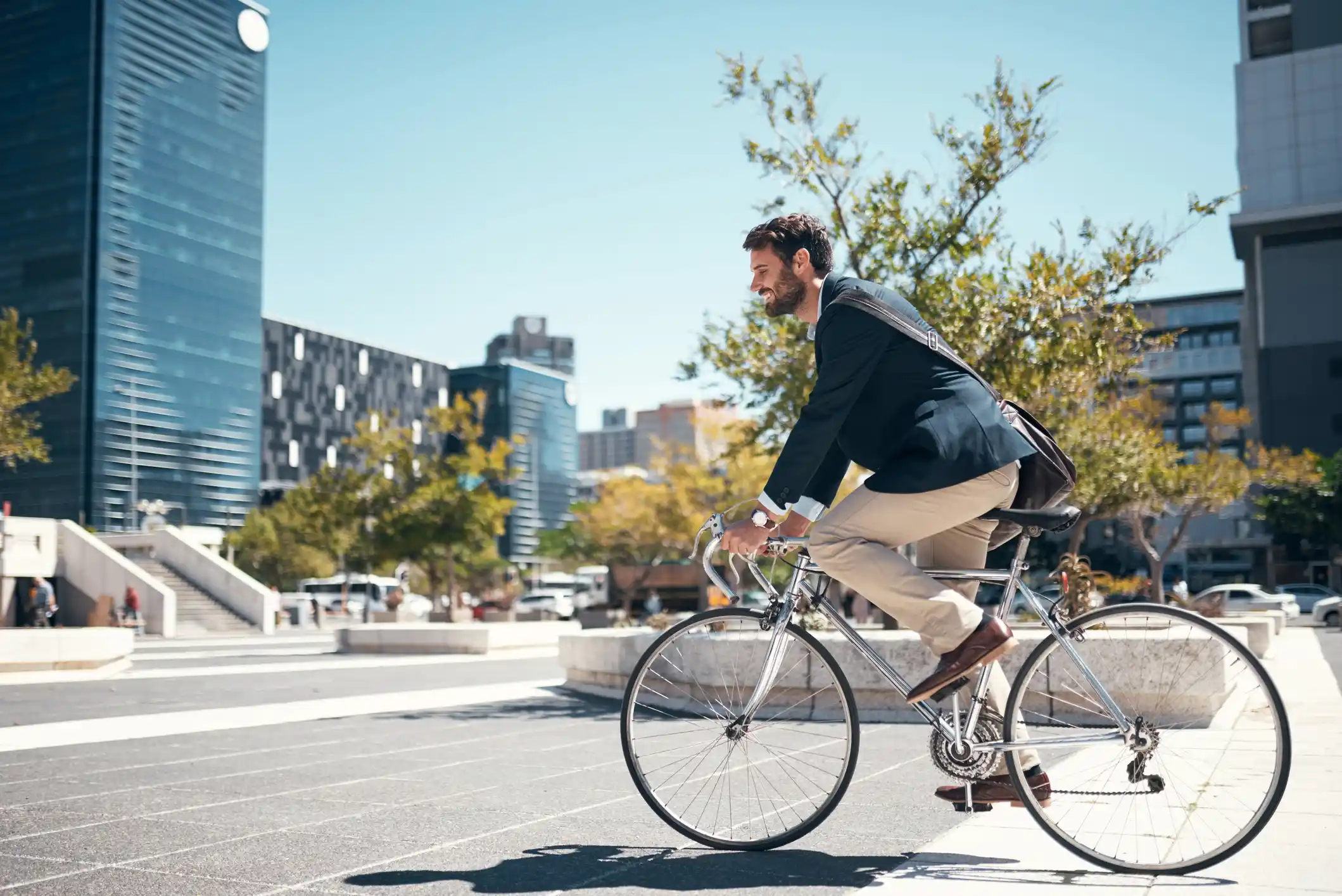 uomo che va a lavoro in bici tramite mobilità dolce