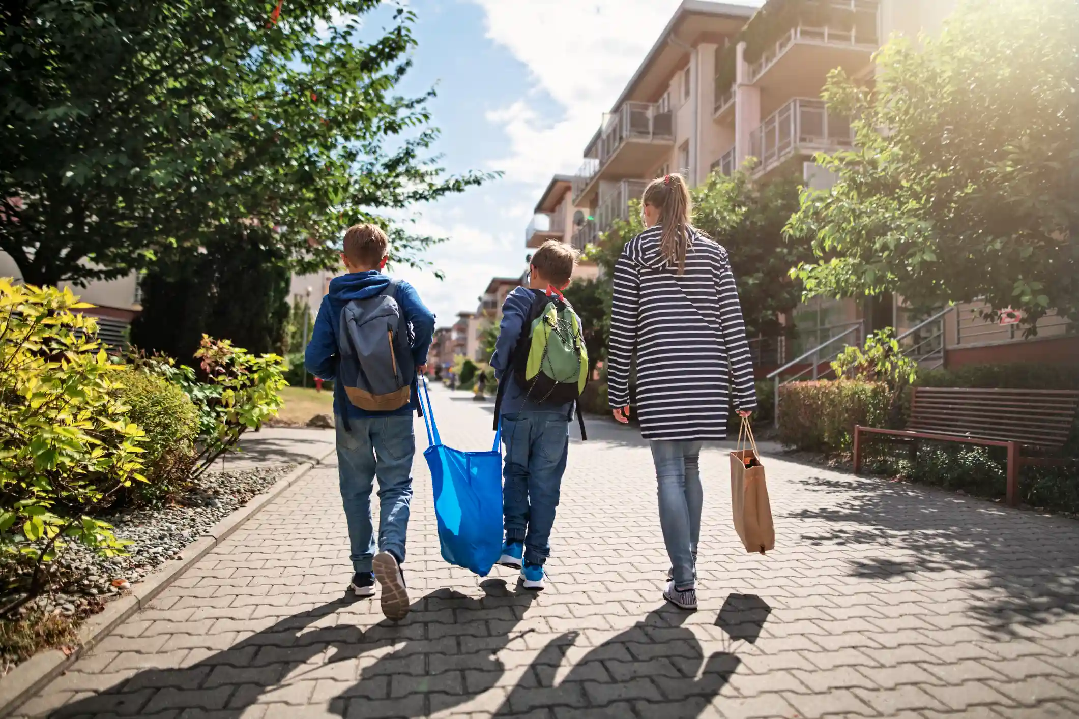 Mamma con bambini spesa nella città 15 minuti