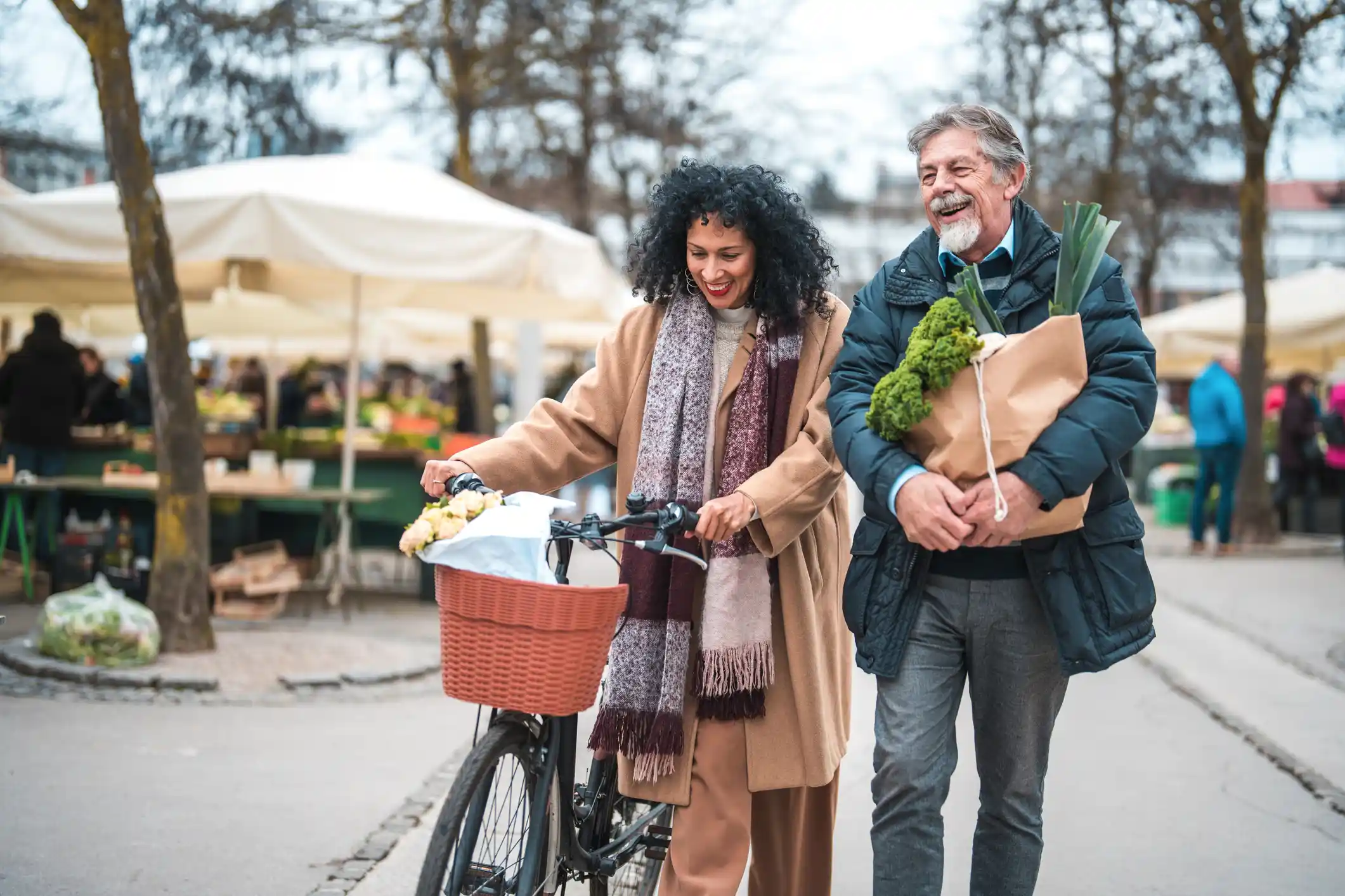 Uomo e donna in bici nella città dei 15 minuti