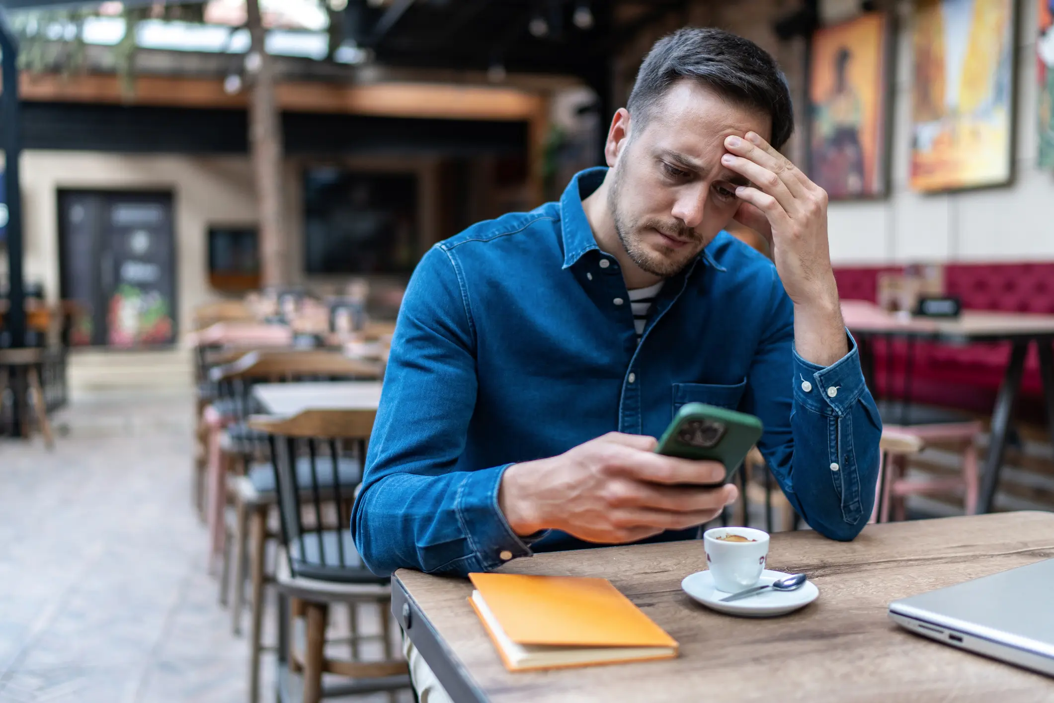Uomo riceve notifiche in un momento libero