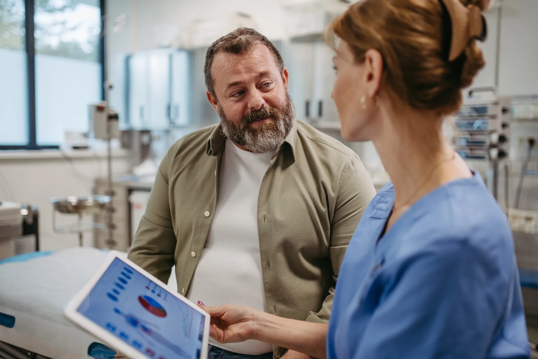 uomo sovrappeso va dal medico per colesterolo alto
