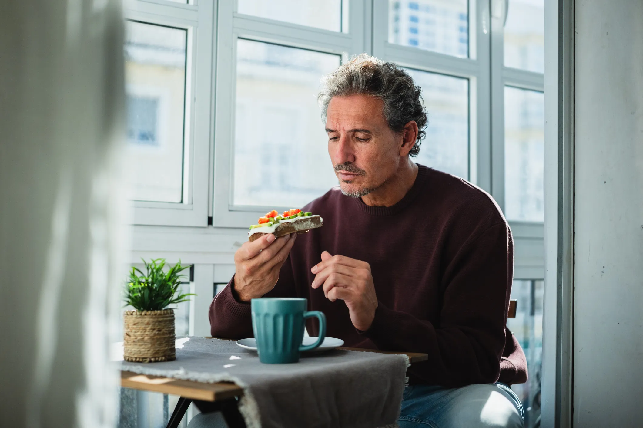 uomo che mangia dopo un digiuno intermittente