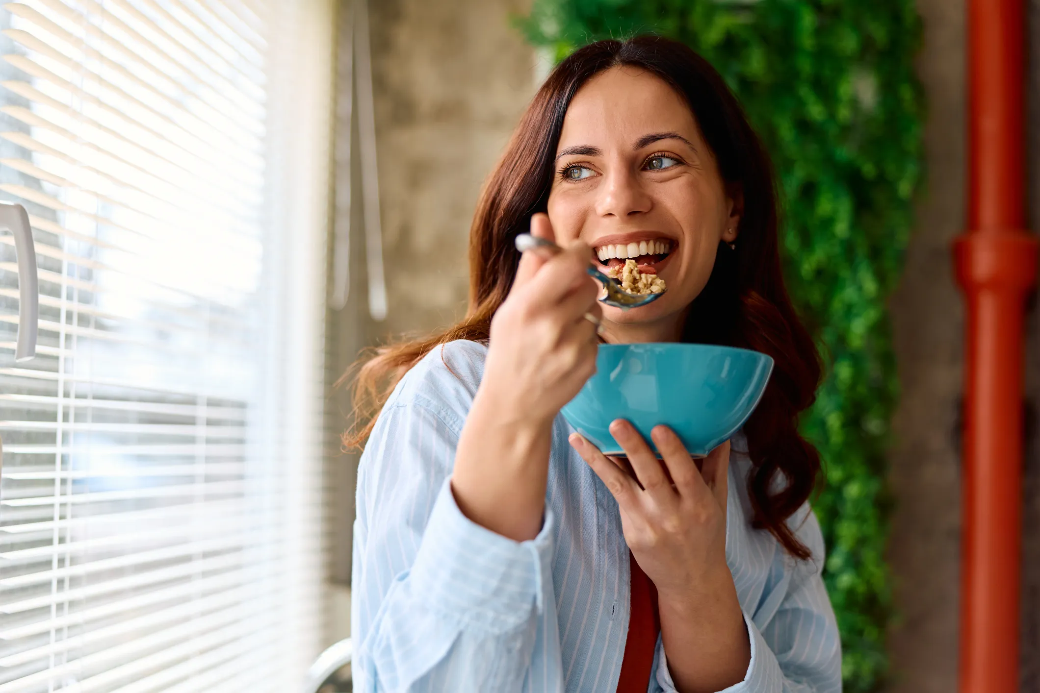 donna che cucina dopo un digiuno intermittente