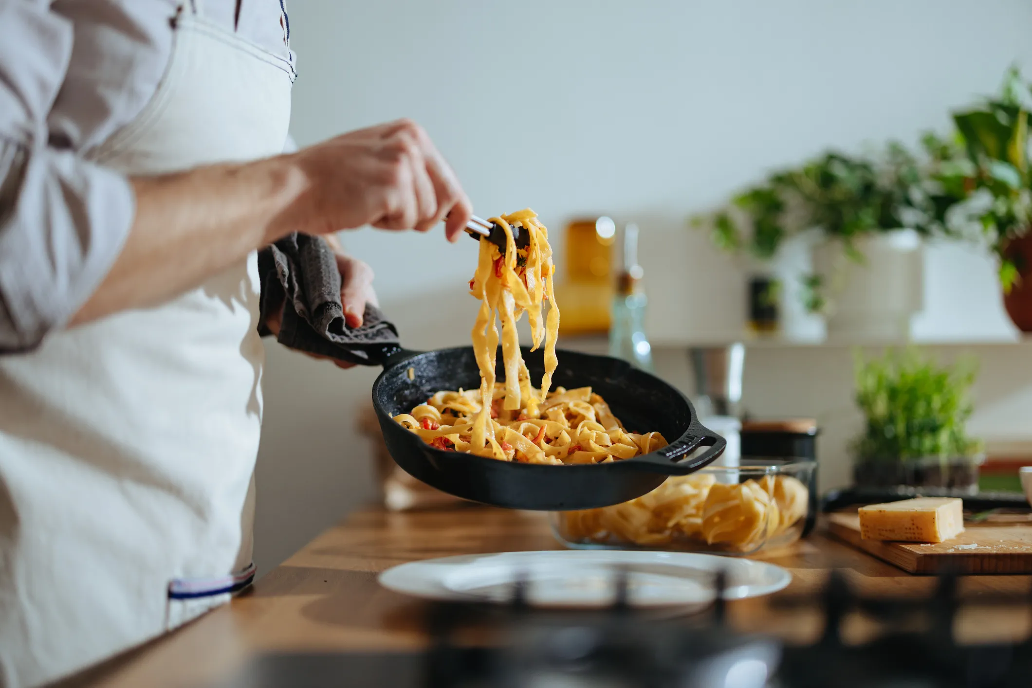 Uomo che cucina la pasta