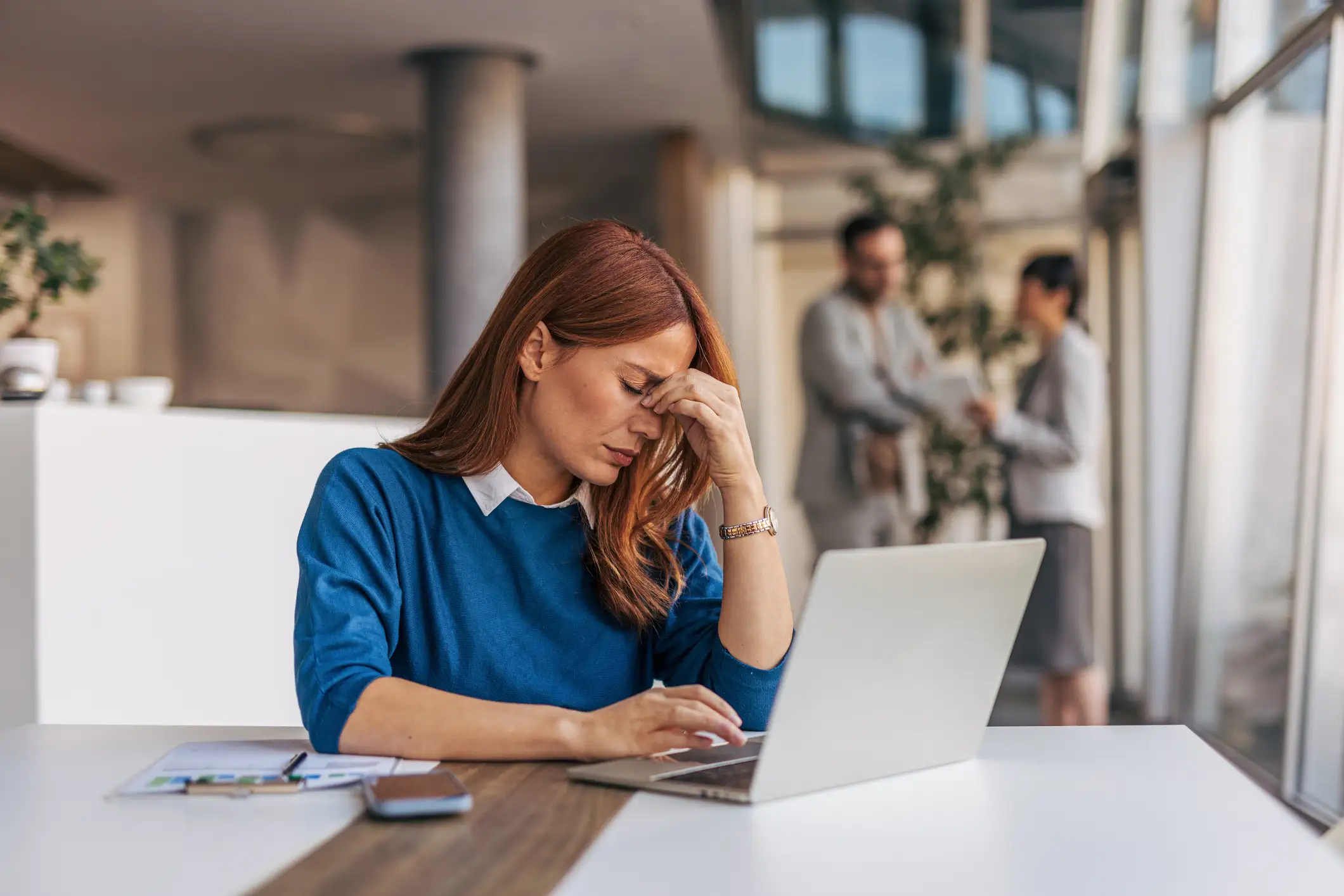 Donna stressata in ufficio