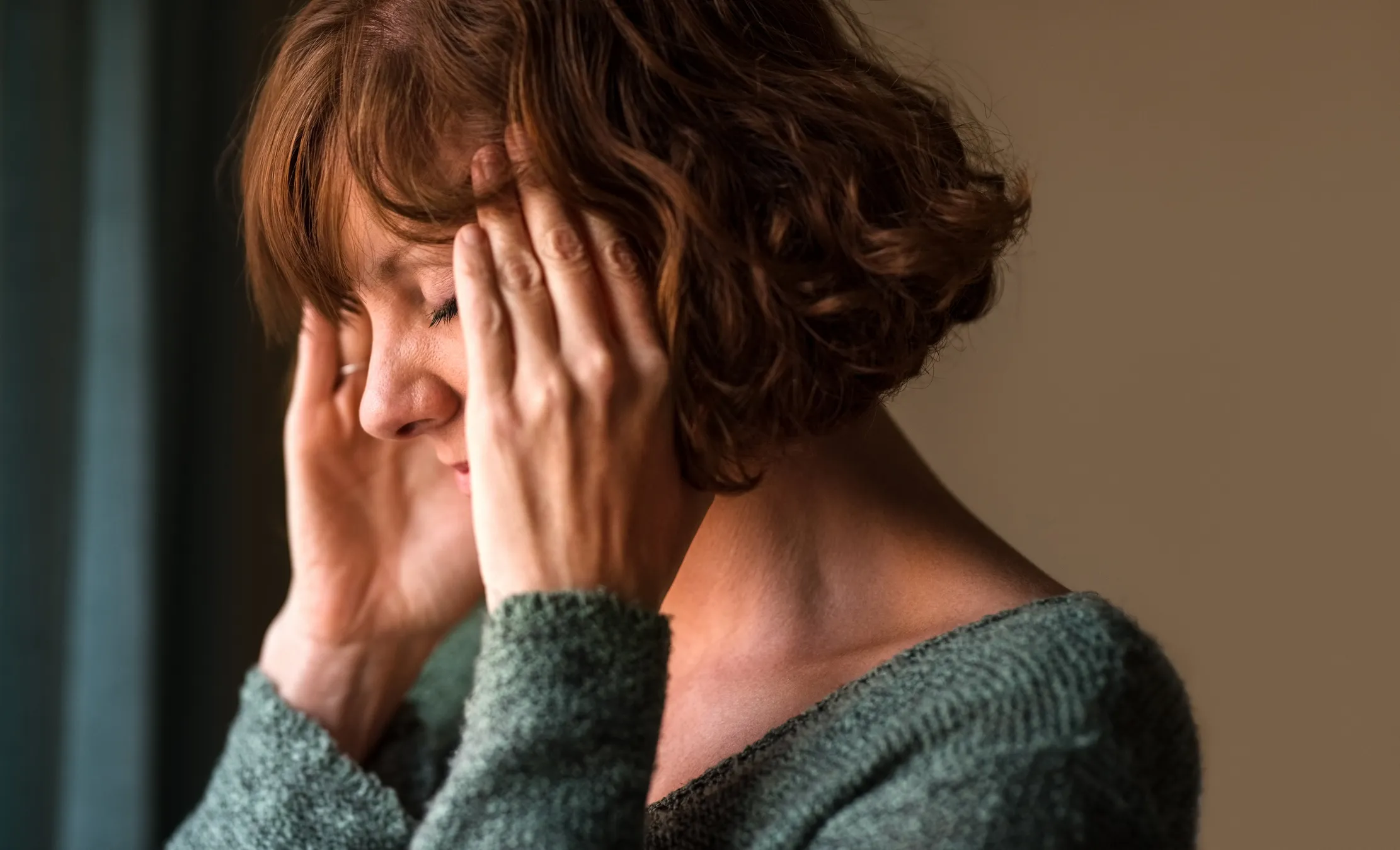 donna stressata che si tiene le tempie