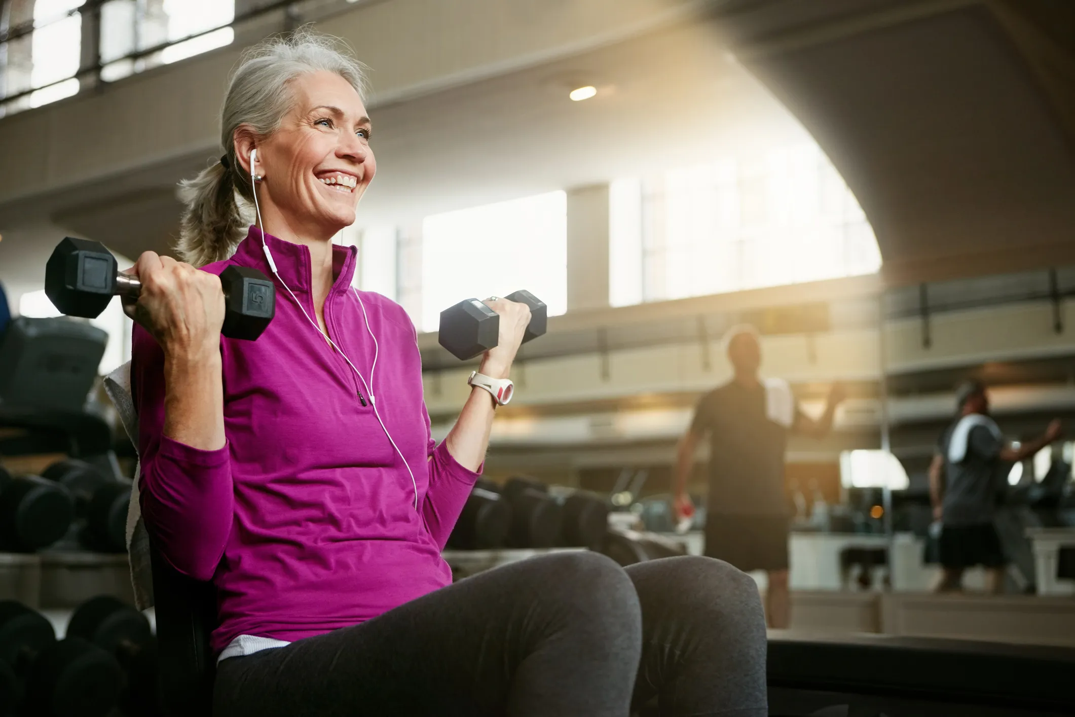 donna in palestra che combatte il catabolismo muscolare