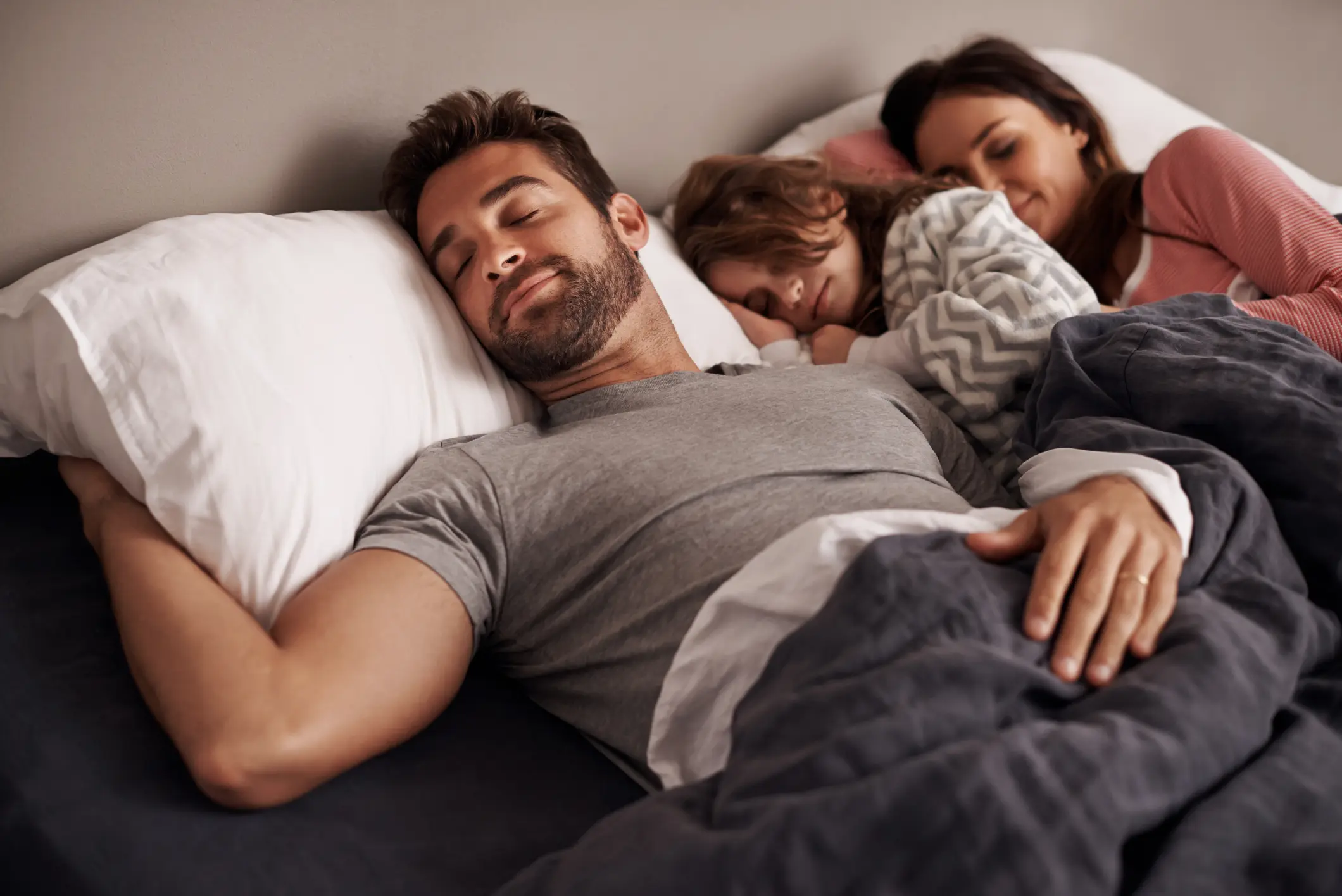ritmi circadiani e longevità famiglia che dorme