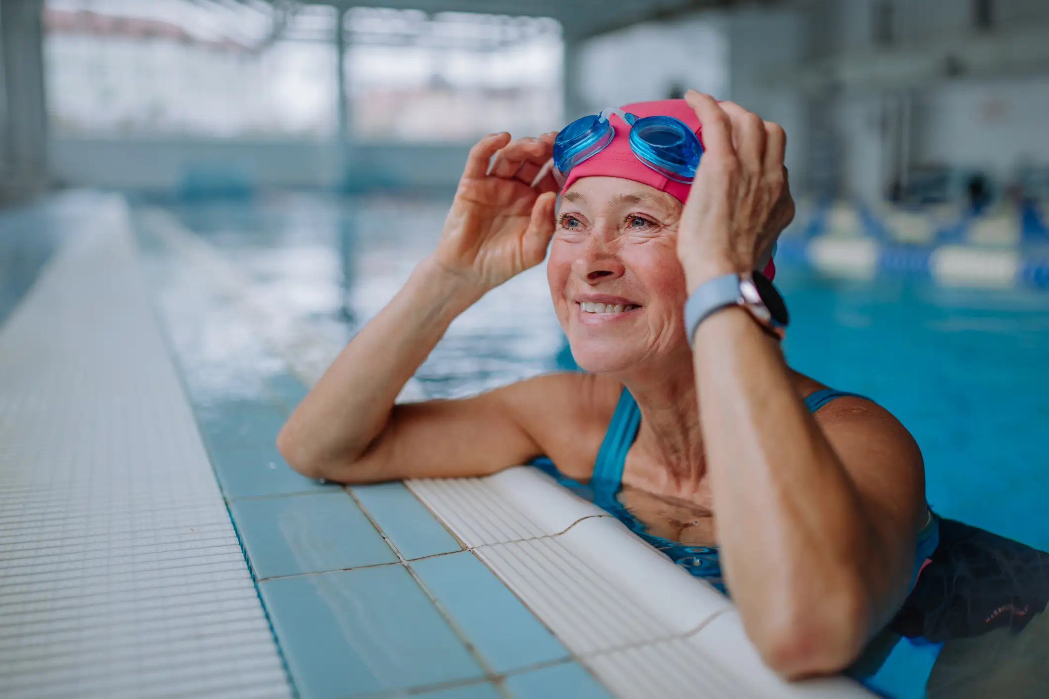 donna anziana in piscina