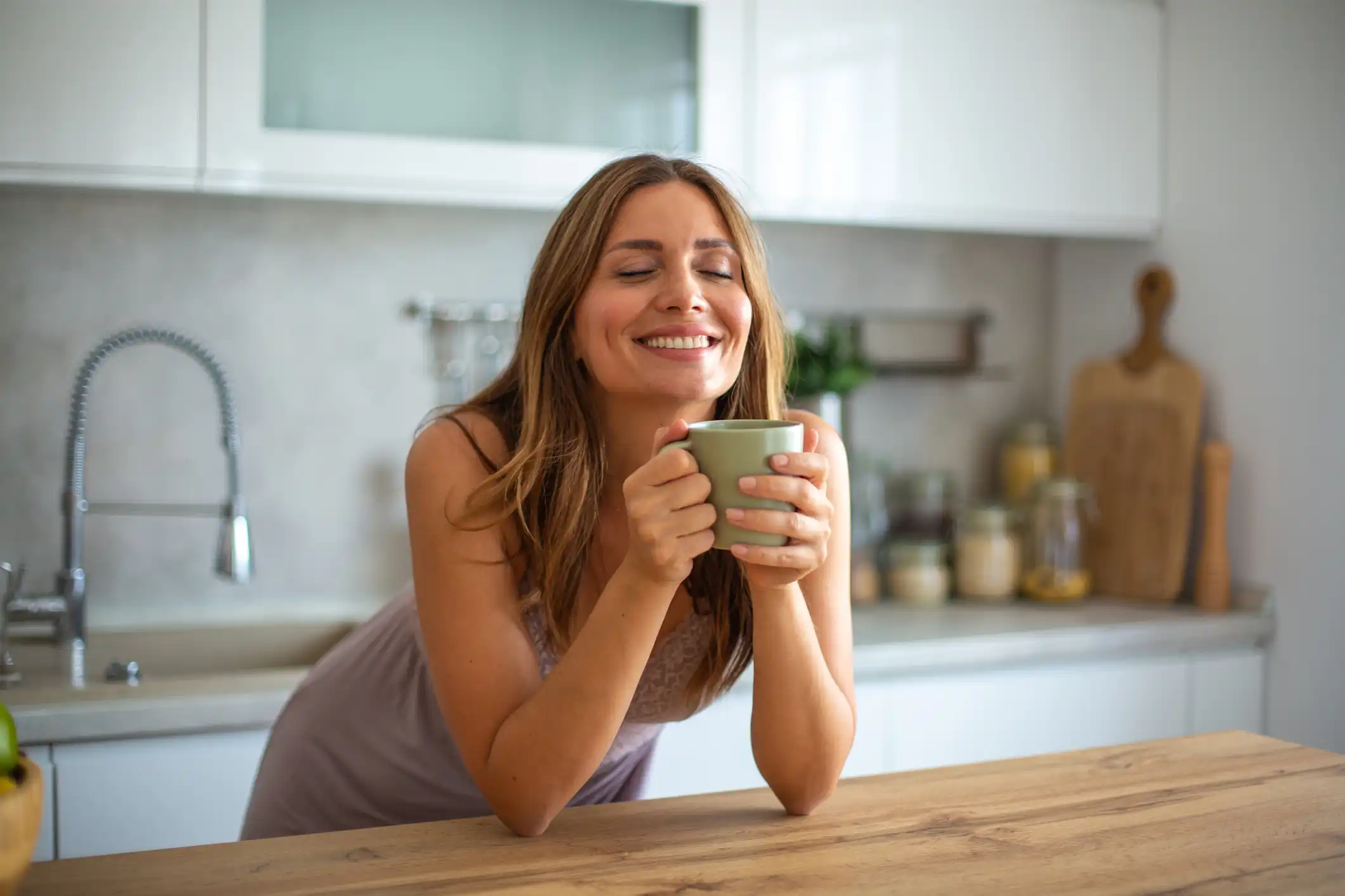 donna beve il caffè