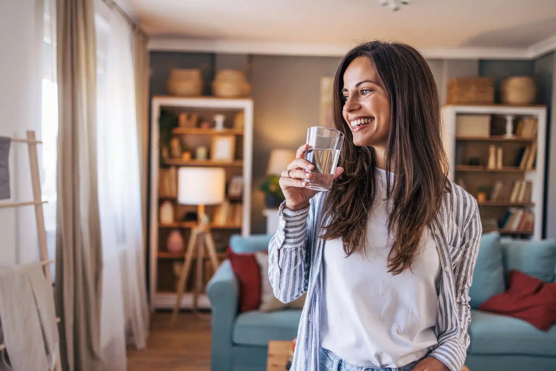 donna che beve per evitare sintomi disidratazione