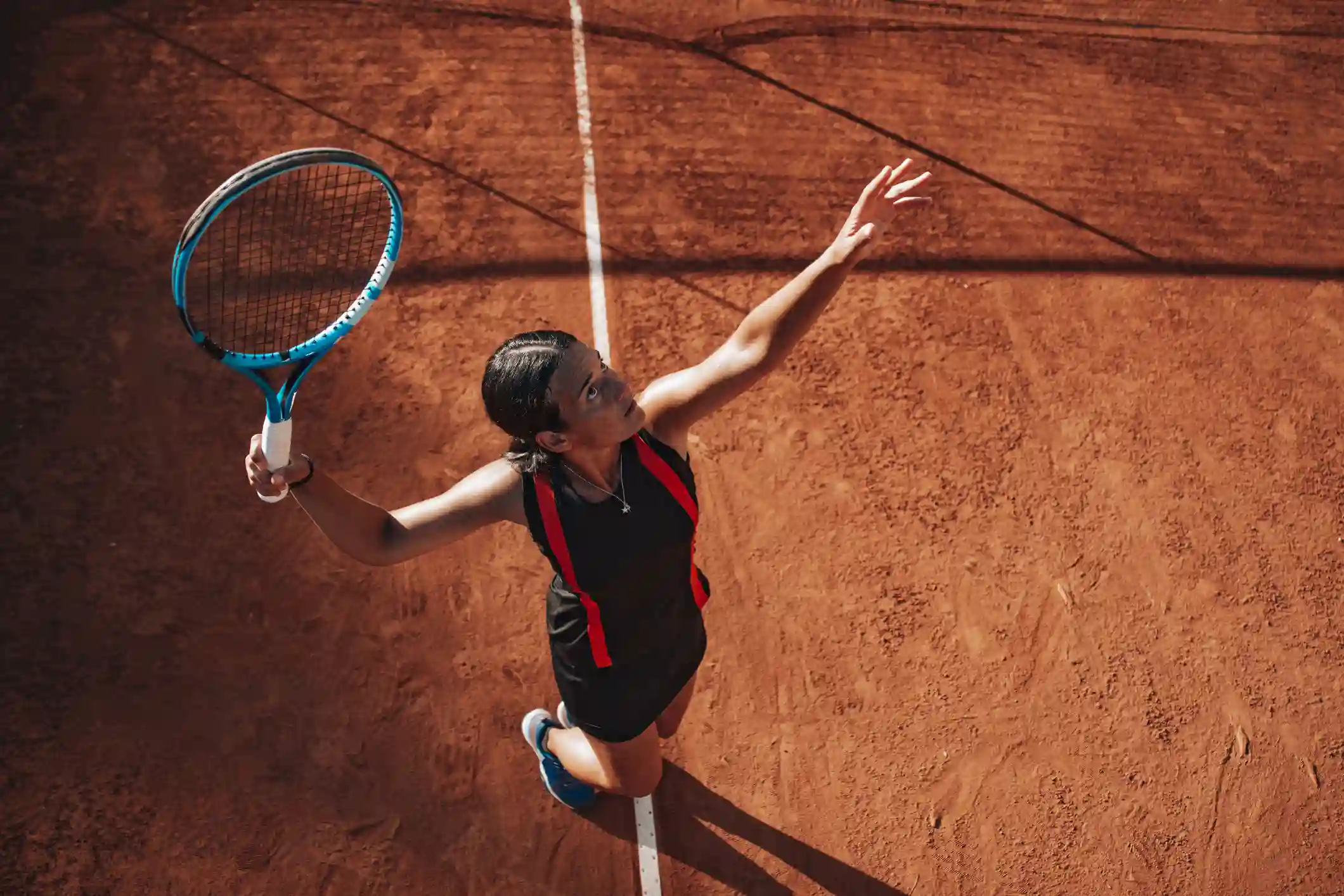 donna gioca a tennis