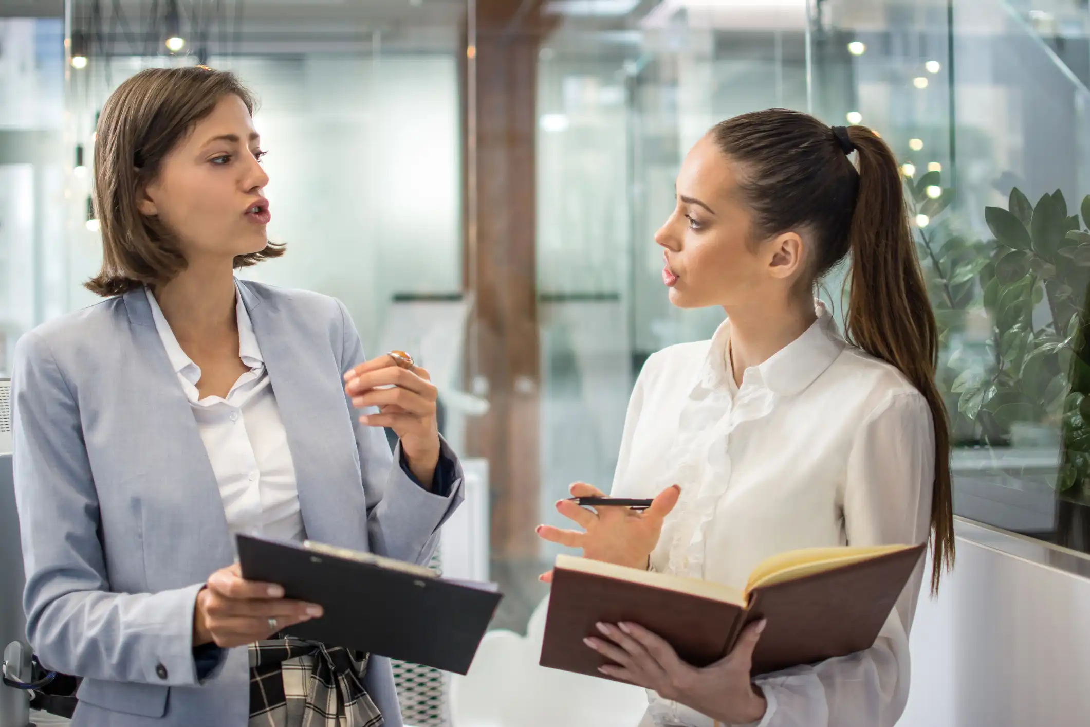 donne che discutono in ufficio con assertività