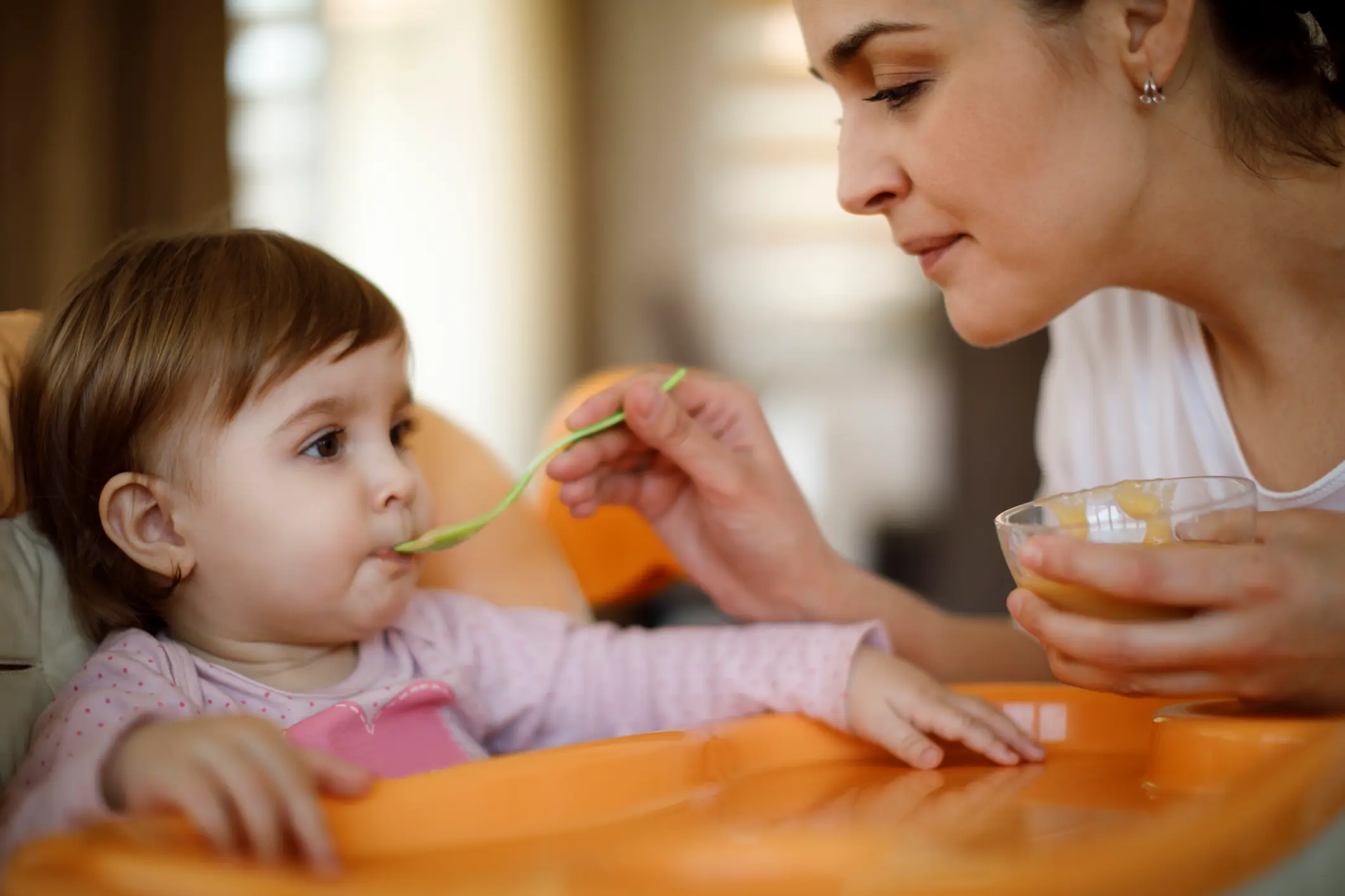 esposoma e mamma che alimenta bambino