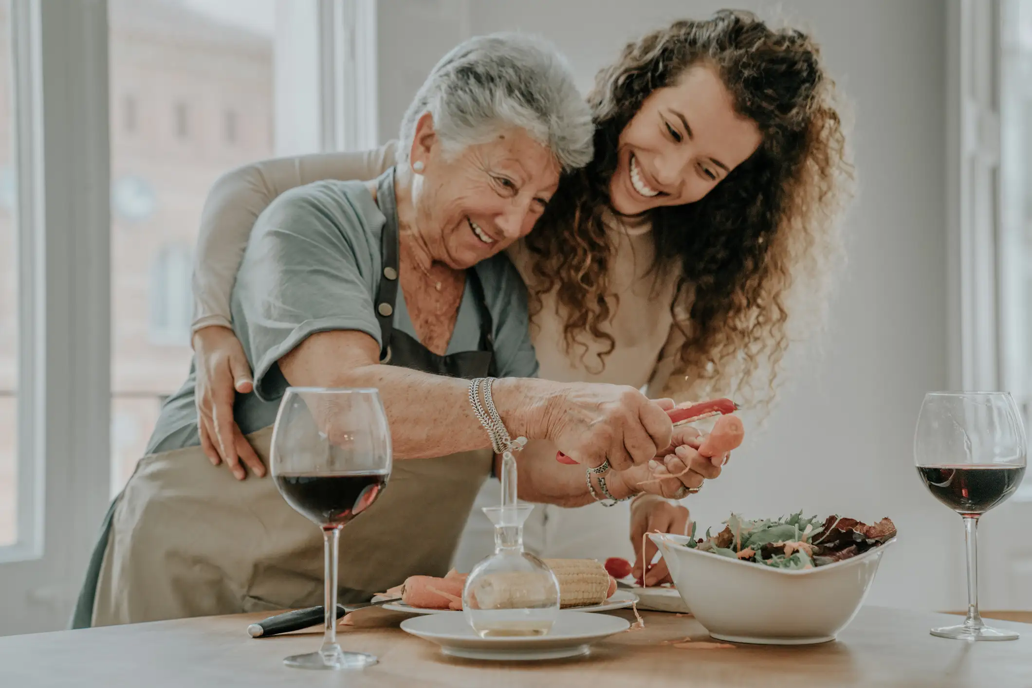 figlia che cucina con mamma anziana inappetente