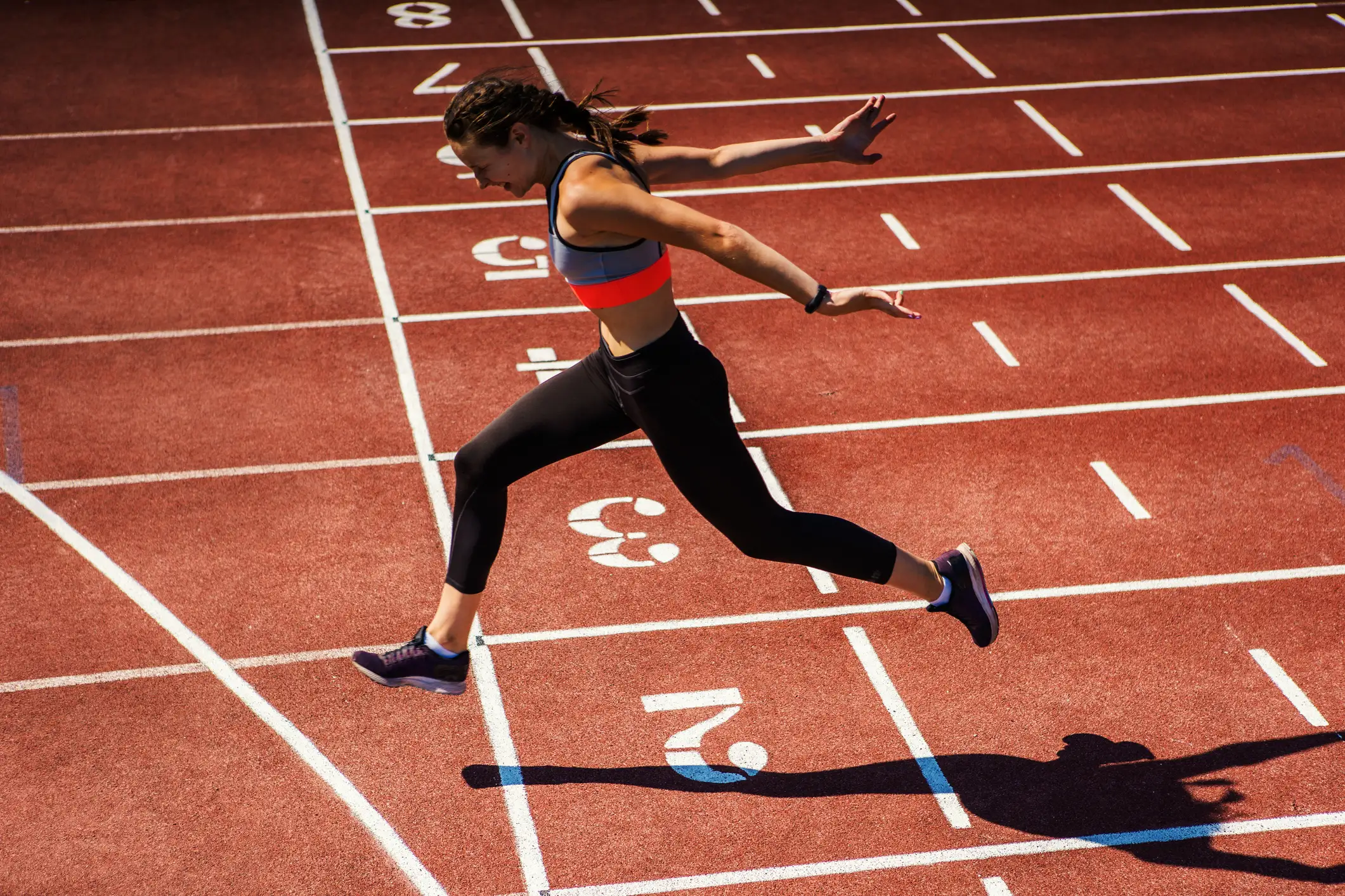 giovane atleta si allena nella corsa
