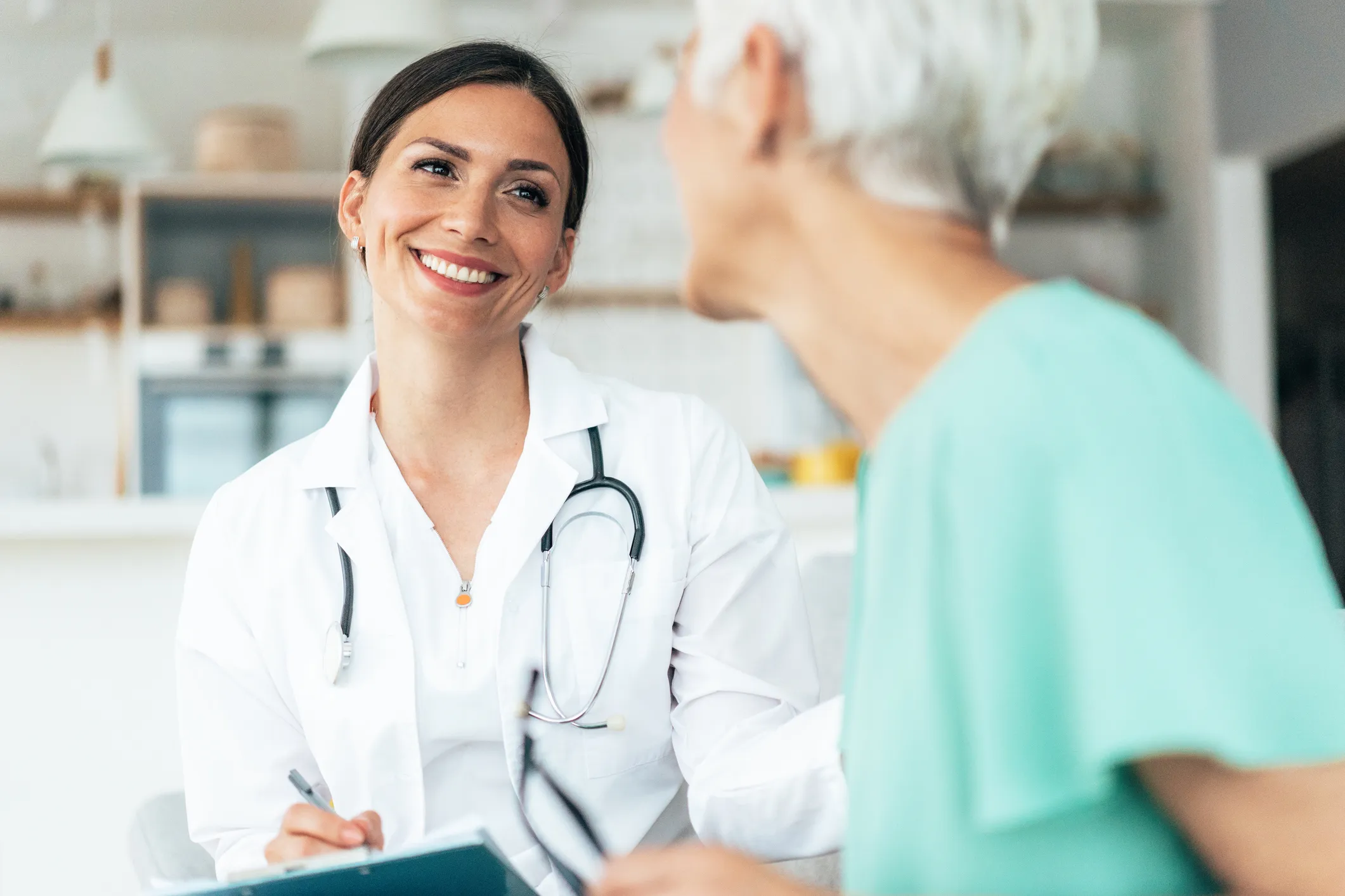 medico che parla con paziente