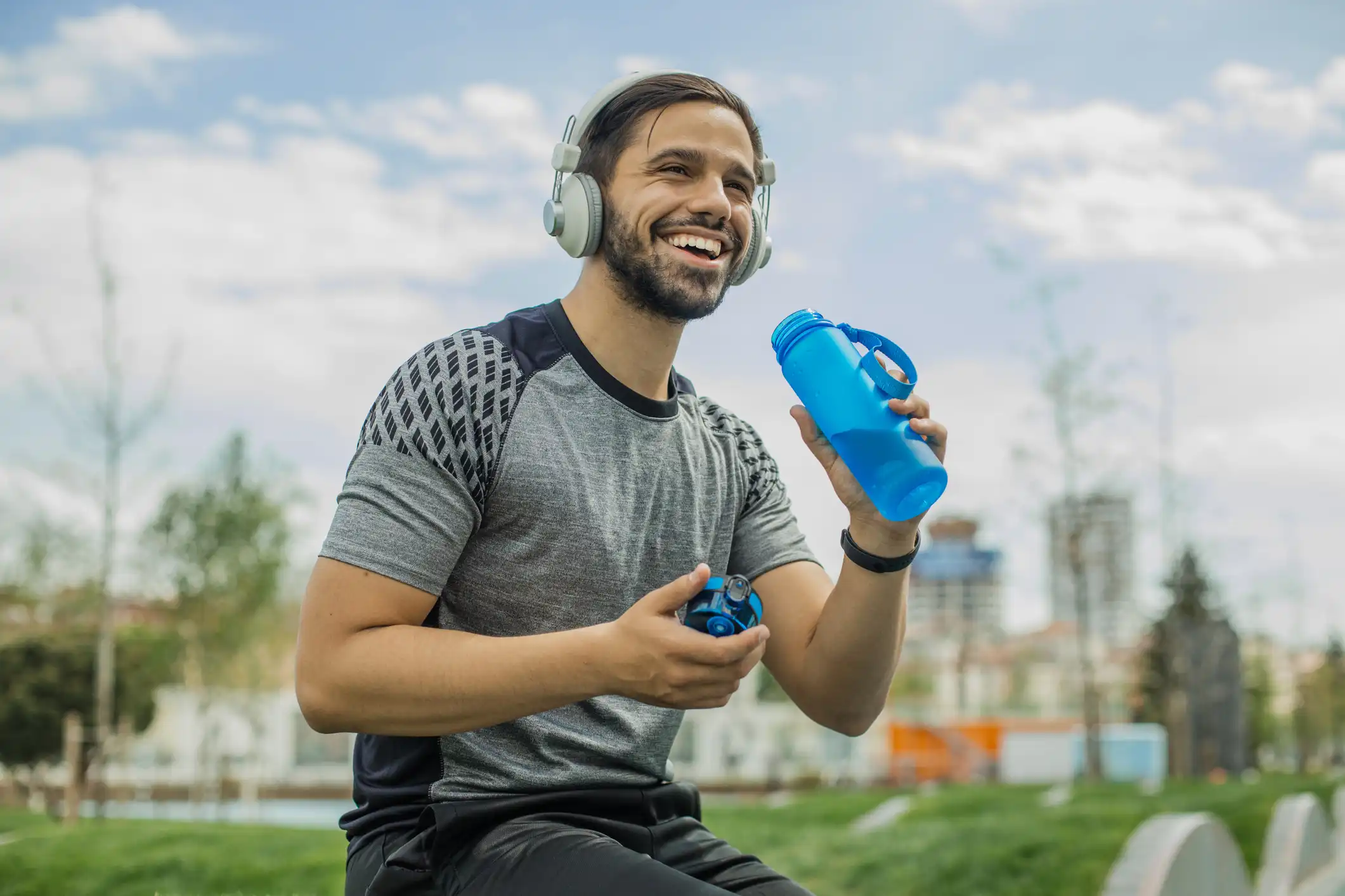 ragazzo beve acqua idrogenata