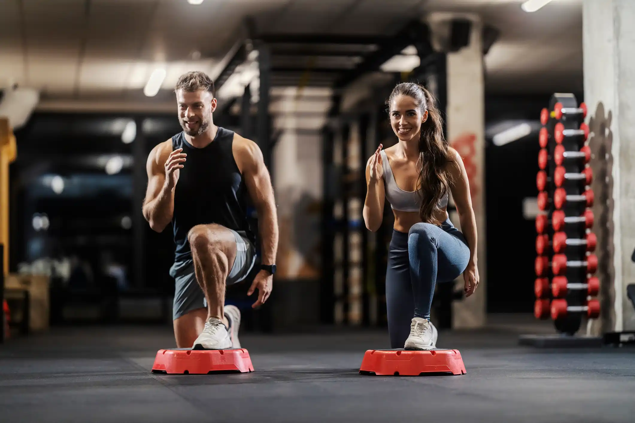 ragazzo e ragazza si allenano in palestra