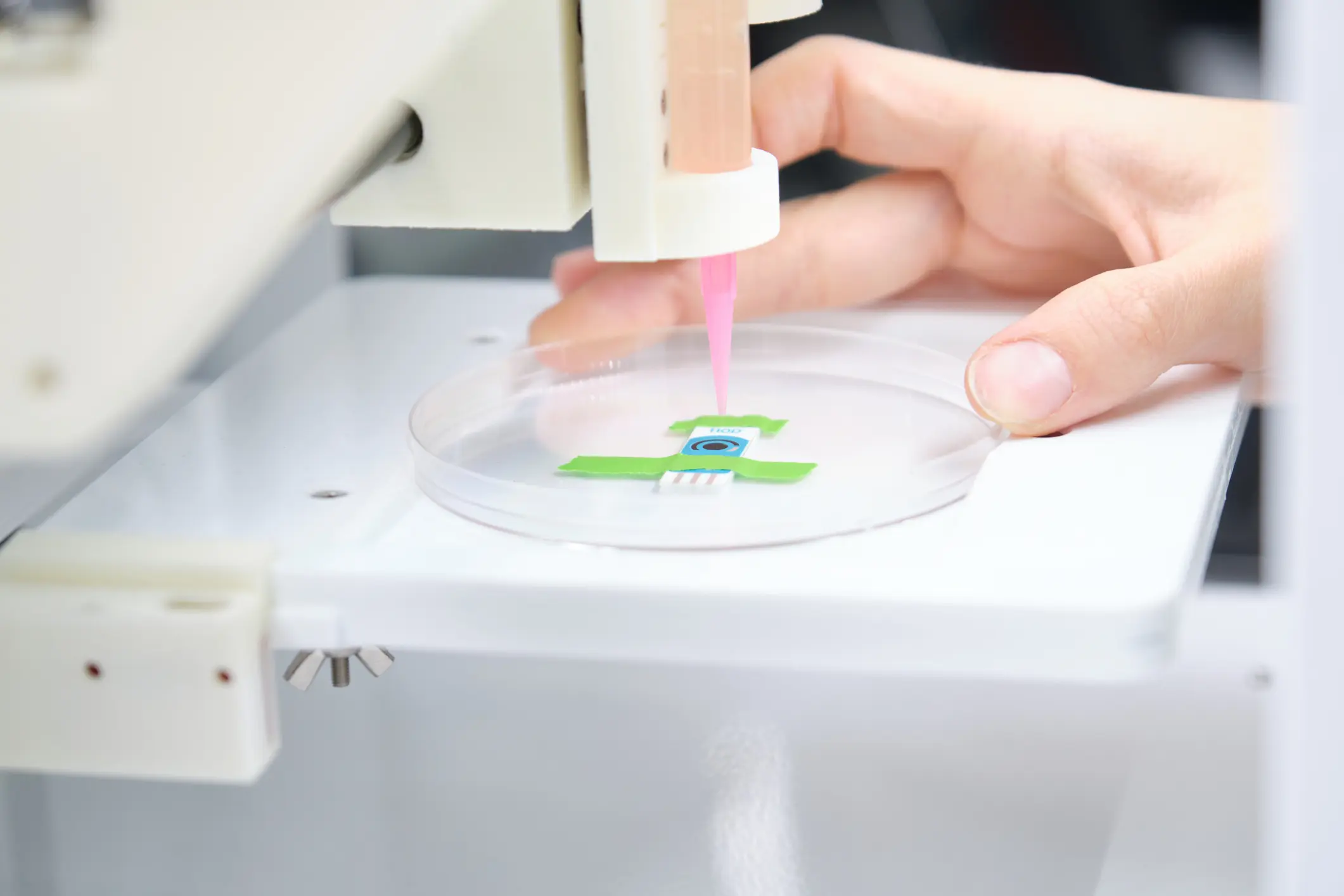 ricercatore che prepara bioprinter