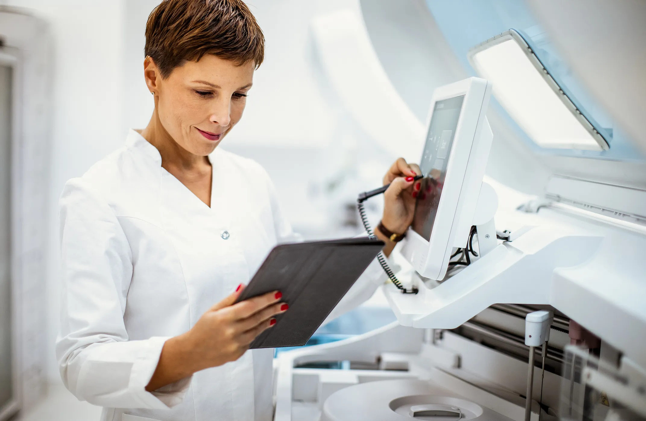 biomarcatori e dottoressa che mostra dati a paziente