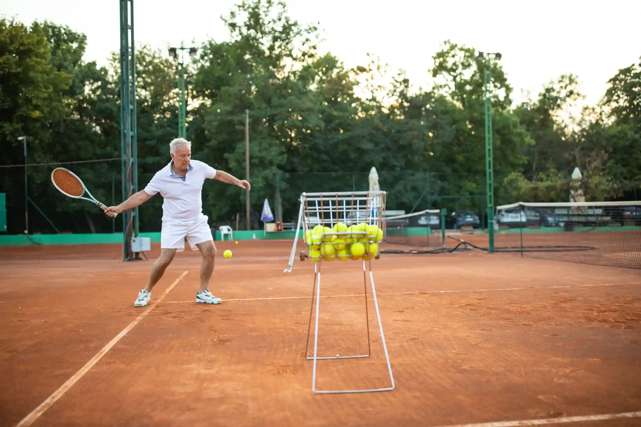 uomini giocano a tennis