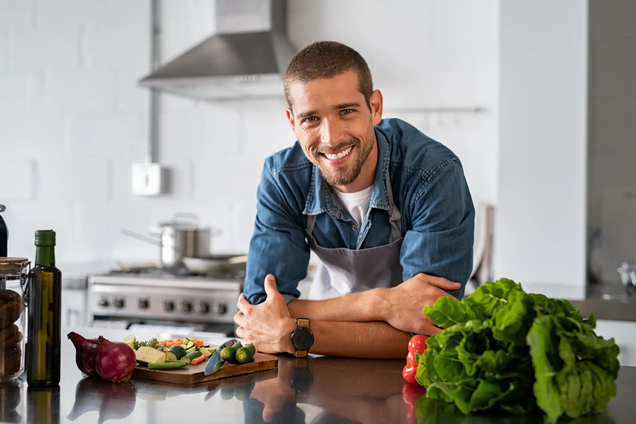 uomo cucina verdure
